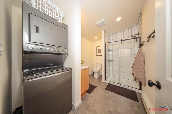 Building Photo - 7427 Twin Lakes Dr
