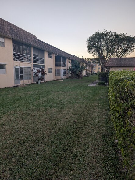 Building Photo - 9911 Sandalfoot Blvd