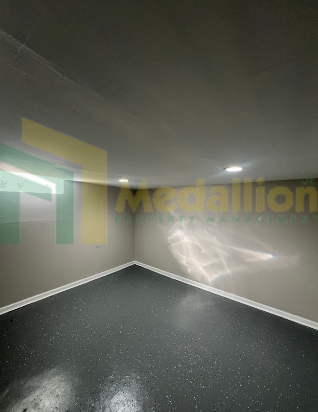Building Photo - Spacious 4-5 Bedroom, 2-Bath Corner Lot Ho...