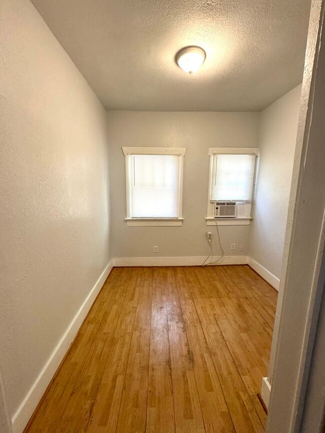 Building Photo - 105 N 17th St W