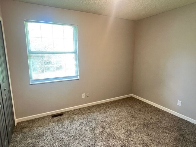 Building Photo - Updated 3 bed 1 bath home - Available Now