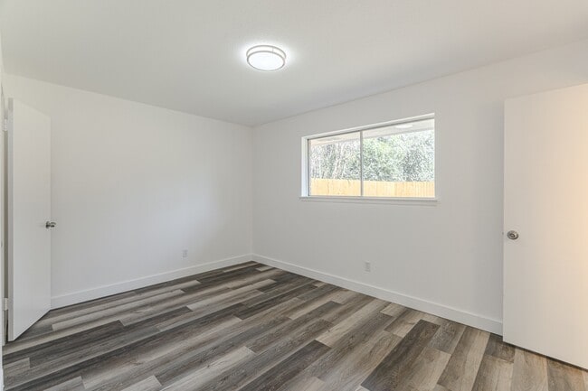 Building Photo - 10126 Pine Moss Dr