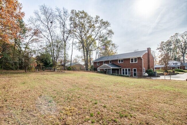 Building Photo - Newly remodeled 3/2.5