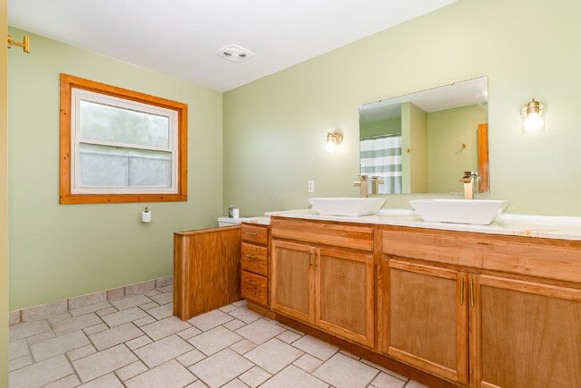 Building Photo - 3-Bedroom updated home on Salem Street $18...