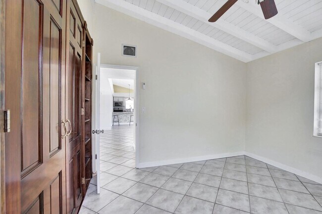 Building Photo - 1733 SW 5th Ct