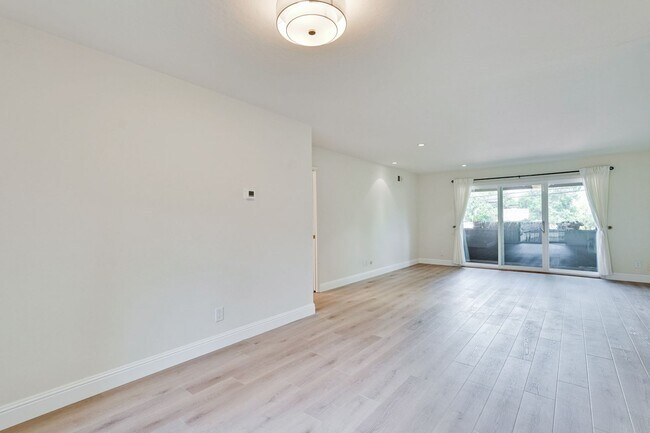 Building Photo - Top floor 2 Bed 2 Bath Condo in Los Altos!