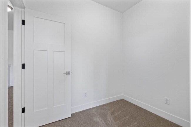 Building Photo - MODERN 3 BED 2.5 BATH TOWNHOME IN SAINT ANTHONY