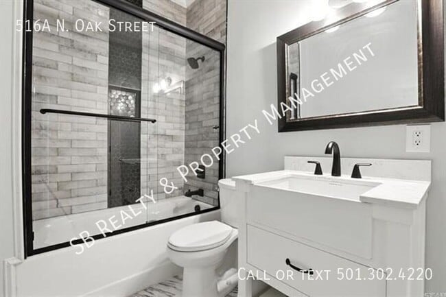 Building Photo - 516 N Oak St