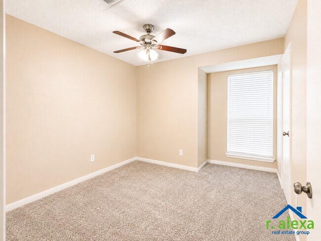 Building Photo - 3038 Mosby Dr