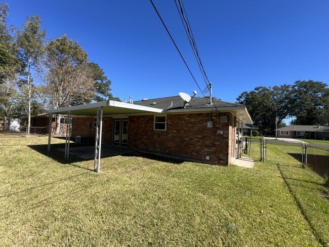 Building Photo - Beautiful 3-Bedroom, 1.5-Bath Home in Bake...