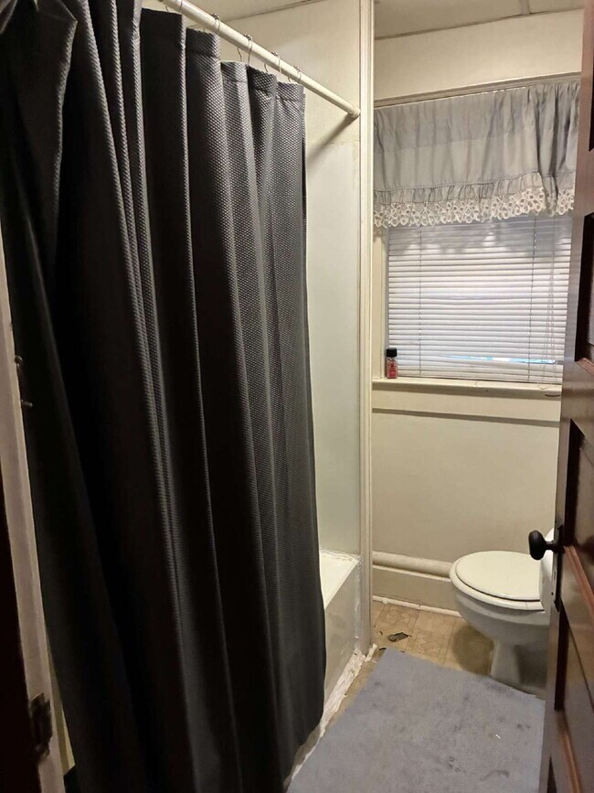 Building Photo - 3 bed 1 bath near UWEC! Available June 1st