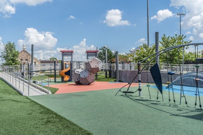 Building Photo - 3020 Live Oak St