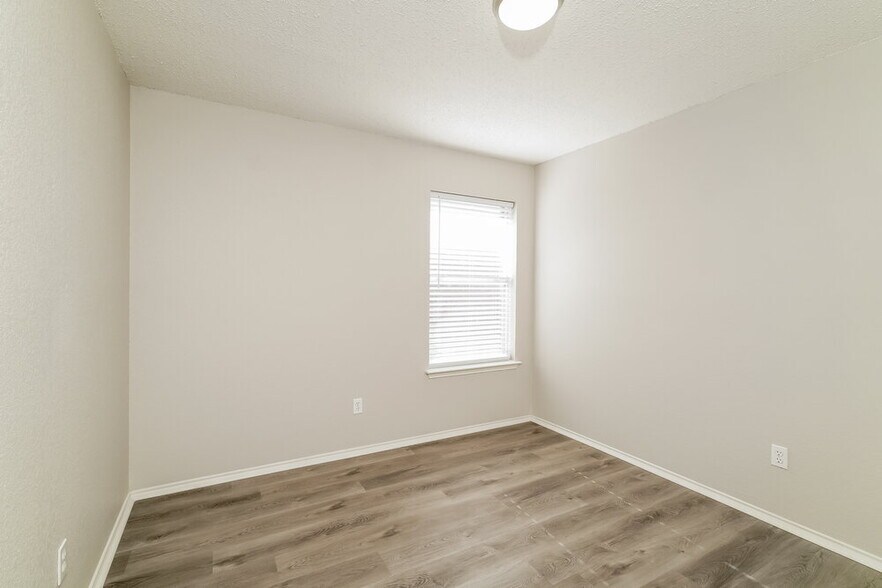 Building Photo - 6005 Castanada Dr