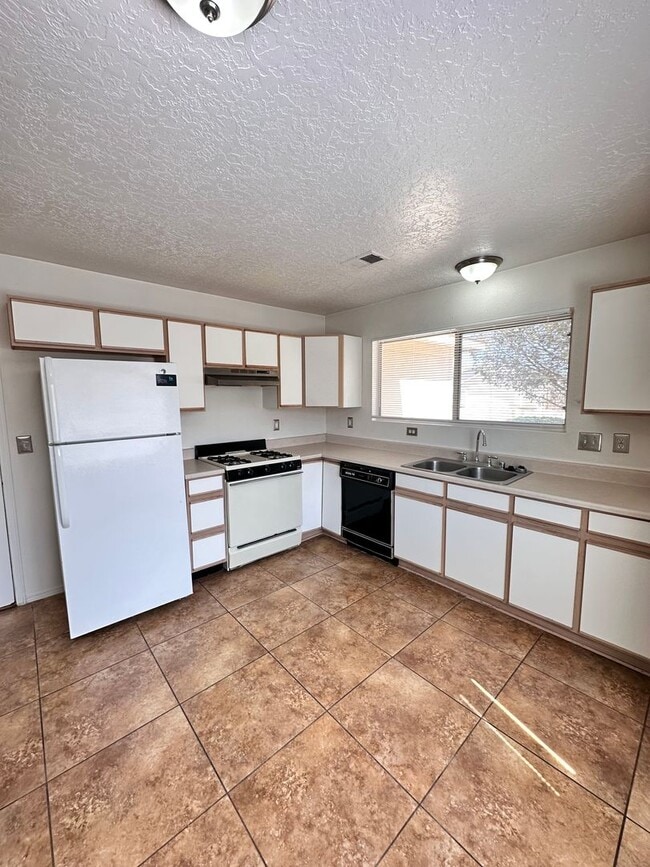 Building Photo - 3 Bedroom 2 Bath 2 Car Garage w/ Fenced in Yard