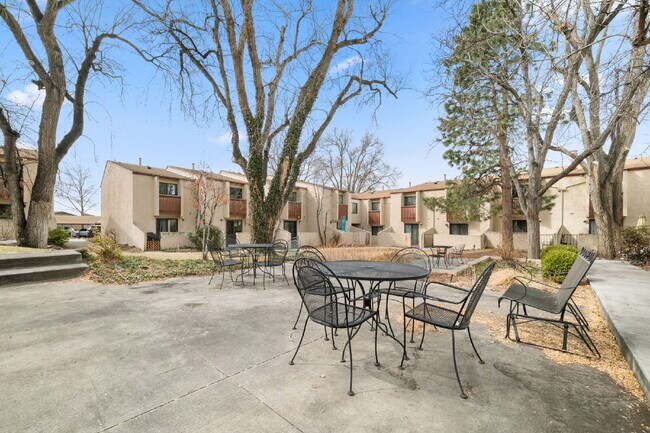 Building Photo - Great 2 bed 2 bath town house centrally lo...