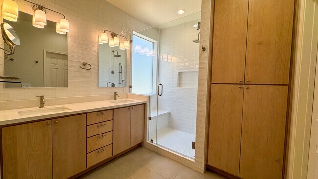 Building Photo - Discover your dream home in the heart of H...