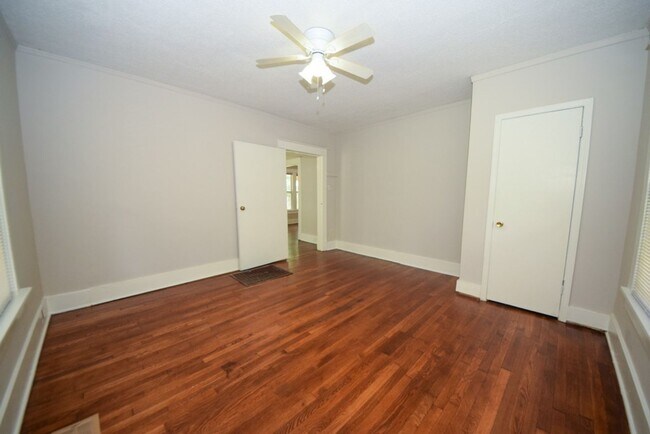 Building Photo - UPDATED BATHS AND KITCHEN WITH SS APPLIANCES near University of Memphis.