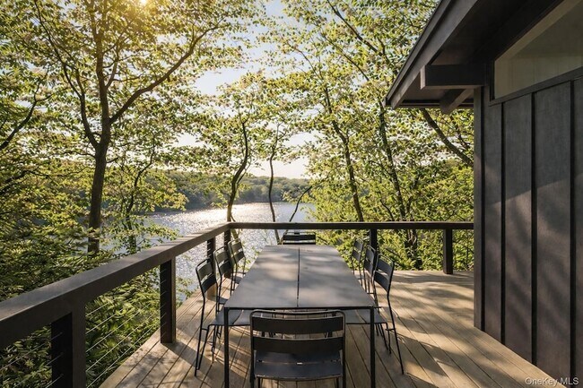 Building Photo - 15 Lake View Ct