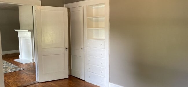 Building Photo - 3 Bedroom 1 Bath Brick Home w/ Office