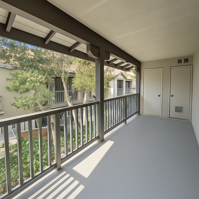 Building Photo - MOVE-IN READY – 1 BED, 1 BATH CONDO IN TUS...