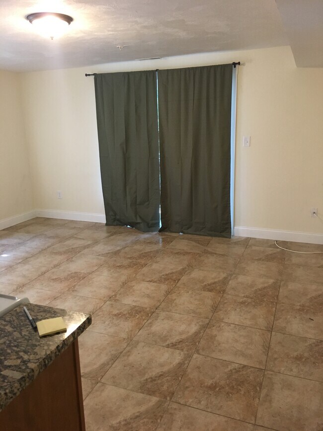 Building Photo - 423 Pawtucket St