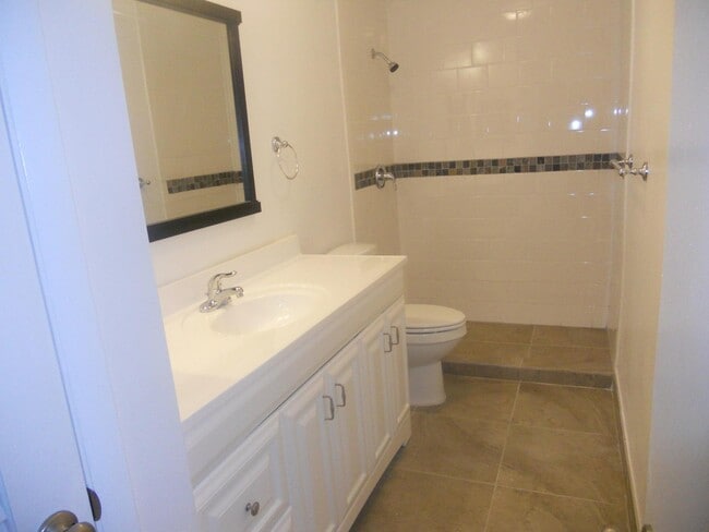 Building Photo - 3040 NE 16th Ave