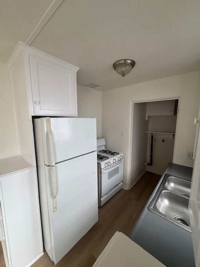 Interior Photo - 407- 413 Manchester Blvd