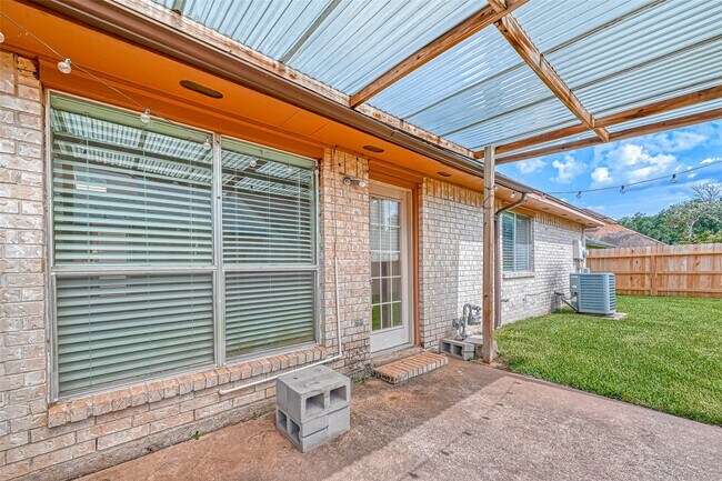 Building Photo - 2102 Creekshire Dr