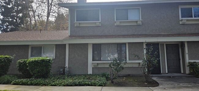 Building Photo - Beautifully Maintained & Convenient Townhome