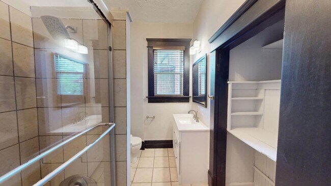 Building Photo - 5 BEDROOMS + 2 FULL BATHROOMS + 5 FREE OFF...