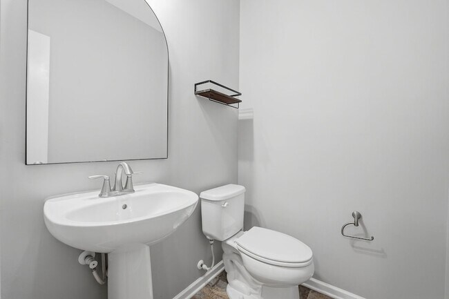 Building Photo - 2305 Pointe View Dr