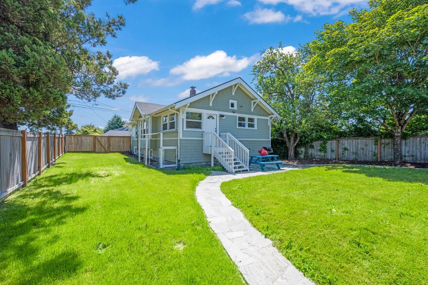 Fully fenced backyard - 1501 S 43rd St