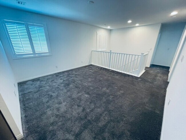 Building Photo - BEAUTIFUL 4 BEDROOM + LOFT HOME LOCATED IN...