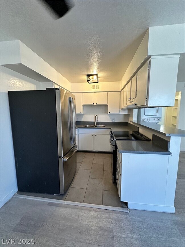 Building Photo - 4920 Stanley Ave