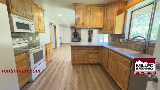 Building Photo - Charming home on private lane!