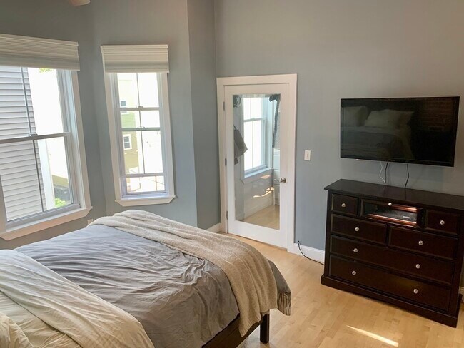 Building Photo - 371 Cardinal Medeiros Ave