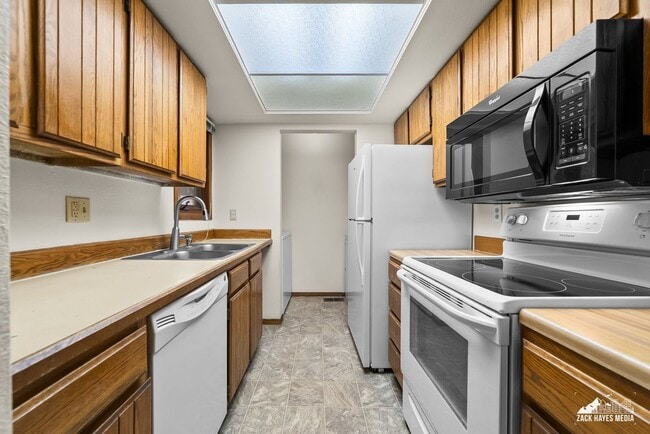 Building Photo - 7242 Foxridge Cir