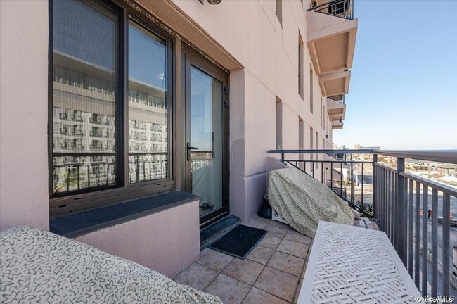 Building Photo - 100 W Broadway