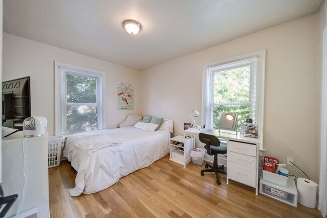 Building Photo - Ultimate 6-Bedroom House with Spacious Liv...