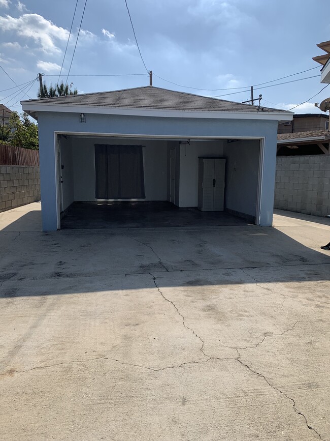 Garage - 2600 W Ramona Rd