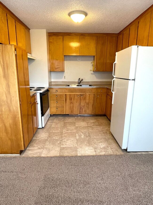 Building Photo - Peaceful 55+ Living | 2 Bed, 1 Bath Apartment with Golf Course Views — Kennewick, WA