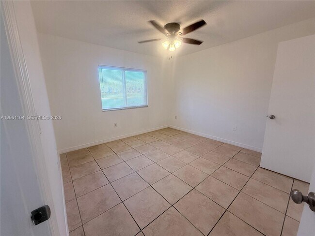 Building Photo - 995 NE 34th Ave