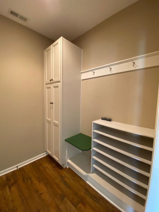 Building Photo - Introducing a stunning Condo with a coasta...