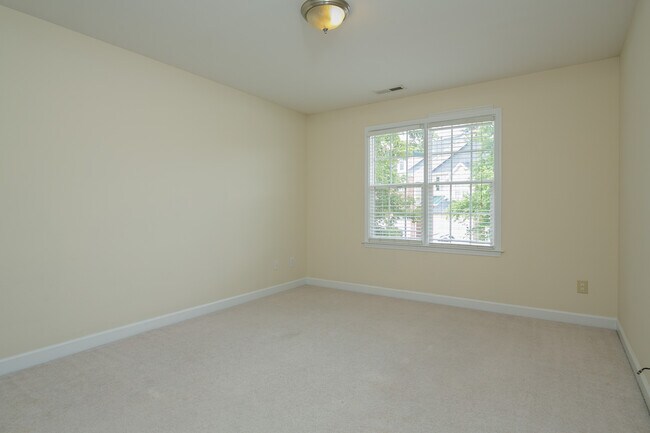 Building Photo - 832 Saratoga Dr
