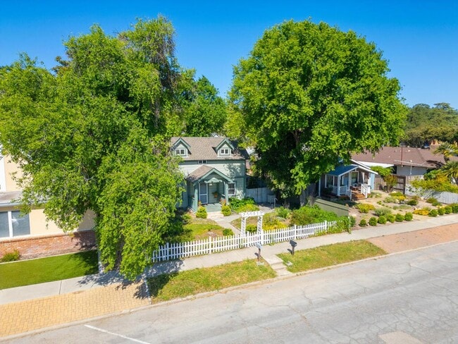 Building Photo - Cute, classic 3/2 home- westside Paso Robles