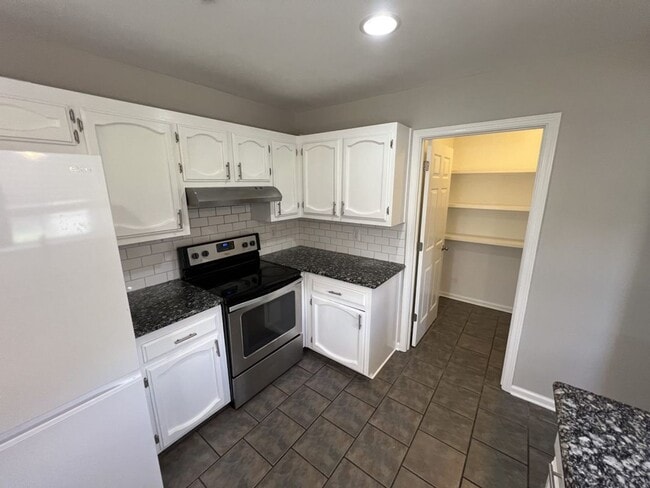 Building Photo - Charming 4-Bedroom Home with Large Backyar...