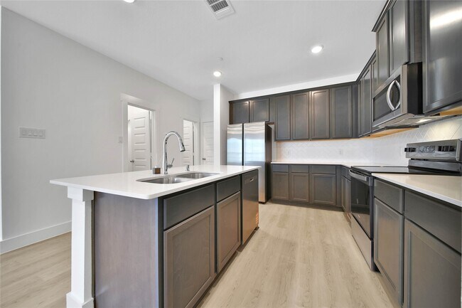 Building Photo - 11915 Carvalho Dr