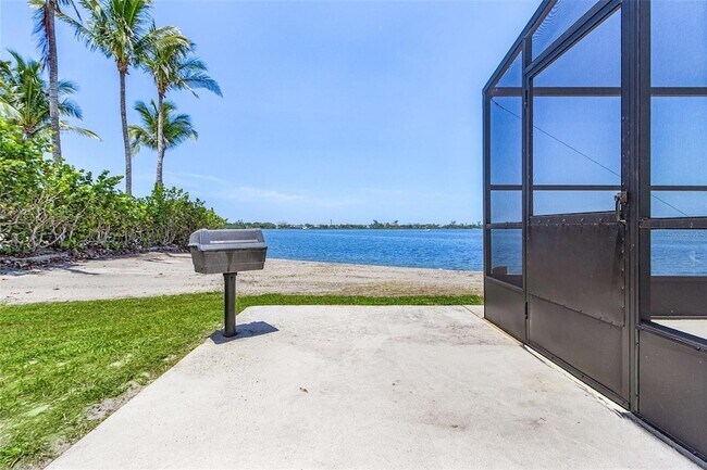 Building Photo - 716 Sarabay Rd