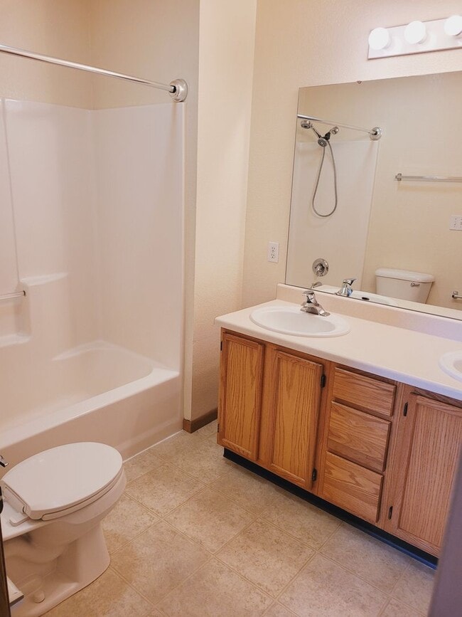 Building Photo - Charming Townhome Centrally Located