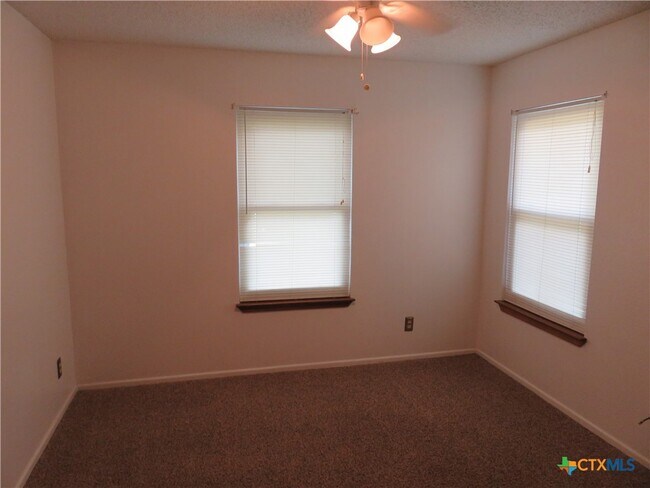 Building Photo - 139 Lone Oak St